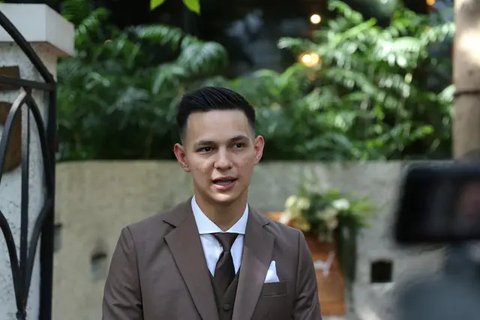 Tak lupa Shin Tae-yong serta asisten pelatih Timnas Indonesia U-19 memberikan rasa terima kasih kepada suporter. (Bola.com/M Iqbal Ichsan)