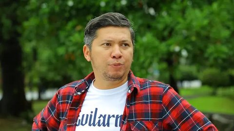Tak lupa Shin Tae-yong serta asisten pelatih Timnas Indonesia U-19 memberikan rasa terima kasih kepada suporter. (Bola.com/M Iqbal Ichsan)