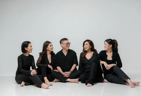 Potret Keluarga Tandra, Besan Hotman Paris (Sumber: Instagram/odeliatandra)