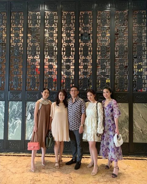 Potret Keluarga Tandra, Besan Hotman Paris (Sumber: Instagram/odeliatandra)