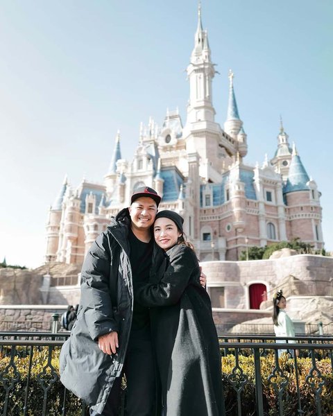 Bukan hanya recreate foto prewedding sekian tahun yang lalu, keduanya juga bawa dua anak kembali ke taman bermain yang penuh kenangan ini.&nbsp;