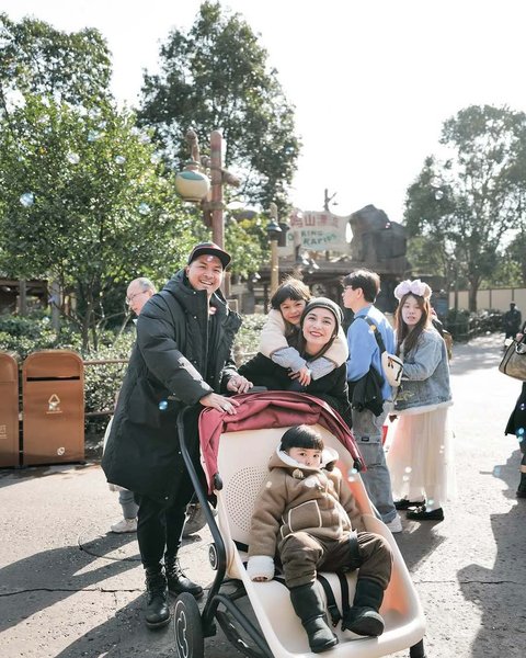 Bawa stroller buat jaga-jaga kalau anak capek jalan, wajah bahagia Chelsea tampak&nbsp;terpancar, terutama saat bermain bersama anak-anak.