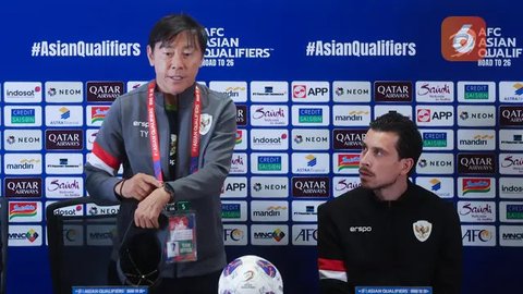 Pelatih Timnas Indonesia, Shin Tae-yong terlihat memeriksa kualitas rumput saat sesi latihan resmi menjelang laga lanjutan putaran Grup C Kualifikasi Piala Dunia 2026 melawan Jepang di Sta