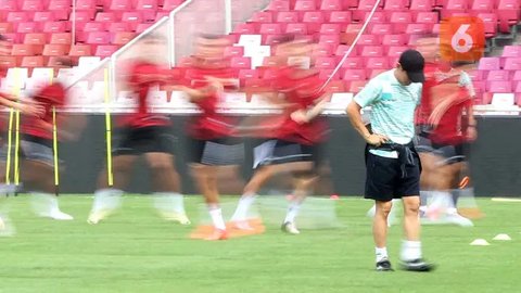 Pelatih Timnas Indonesia, Shin Tae-yong terlihat memeriksa kualitas rumput saat sesi latihan resmi menjelang laga lanjutan putaran Grup C Kualifikasi Piala Dunia 2026 melawan Jepang di Sta