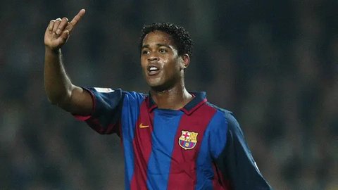 Patrick Kluivert saat memperkuat Barca Legends dalam laga melawan Real Madrid Leyendas di Khalifa International Stadium, Qatar pada 28 November 2024 (Instagram/patrickkluivert9)