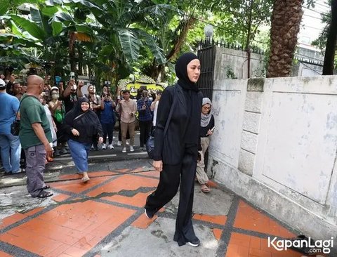 Potret Paula Verhoeven Melayat Ayah Baim Wong, Lepas Kepergian Mertua (Sumber: Kapanlagi.com/Budy Santoso)