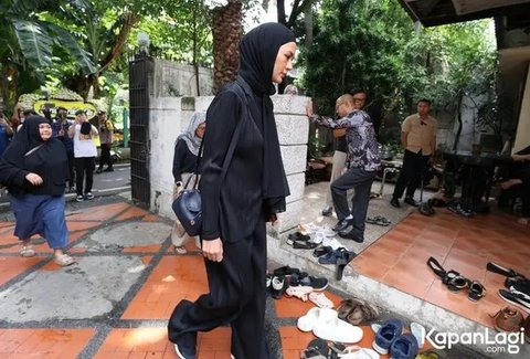 Potret Paula Verhoeven Melayat Ayah Baim Wong, Lepas Kepergian Mertua (Sumber: Kapanlagi.com/Budy Santoso)