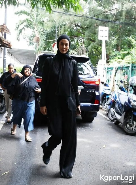 Potret Paula Verhoeven Melayat Ayah Baim Wong, Lepas Kepergian Mertua (Sumber: Kapanlagi.com/Budy Santoso)