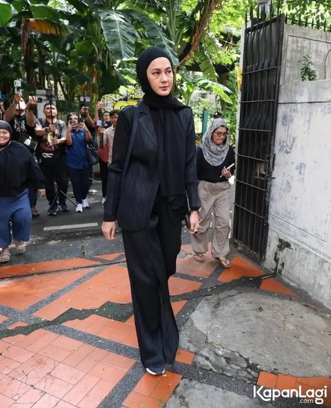 Potret Paula Verhoeven Melayat Ayah Baim Wong, Lepas Kepergian Mertua (Sumber: Kapanlagi.com/Budy Santoso)