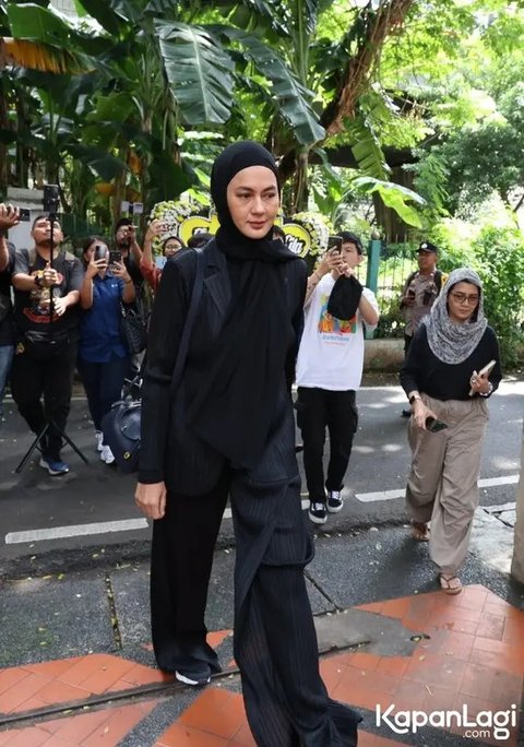 Potret Paula Verhoeven Melayat Ayah Baim Wong, Lepas Kepergian Mertua (Sumber: Kapanlagi.com/Budy Santoso)