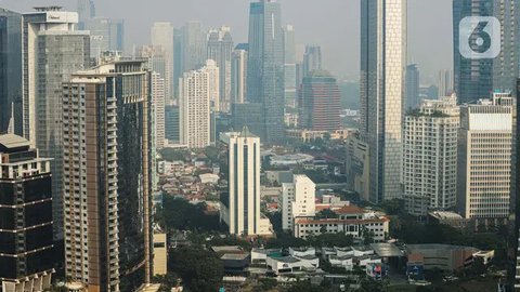 Dari sisi domestik, aktivitas konsumsi diperkirakan akan menguat pada 2024. Hal itu sejalan dengan terjaganya daya beli masyarakat, inflasi yang terkendali, dan meningkatnya penciptaan lapang