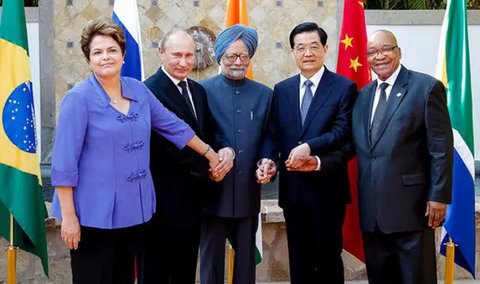 Dari sisi domestik, aktivitas konsumsi diperkirakan akan menguat pada 2024. Hal itu sejalan dengan terjaganya daya beli masyarakat, inflasi yang terkendali, dan meningkatnya penciptaan lapang