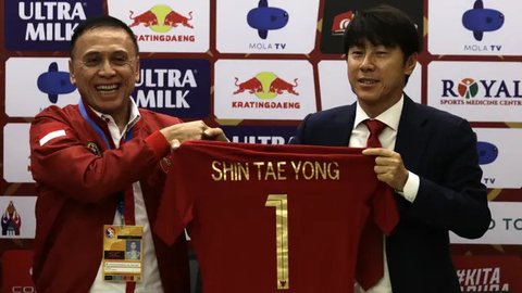 Ketua Umum PSSI, Mochamad Iriawan bersalaman dengan pelatih Timnas Indonesia U-20, Shin Tae-yong saat latihan terpusat untuk Piala Asia U-20 2023 yang berlangsung di Lapangan A, Kompleks S