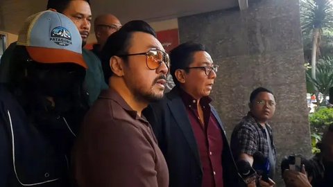 David Bayu dan putrinya, AD, saat menjalani pemeriksaan terkait kasus dugaan video syur mirip AD di Polda Metro Jaya, Rabu (7/8/2024). (Dok. via M. Altaf Jauhar)