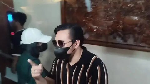 David Bayu dan putrinya, AD, saat menjalani pemeriksaan terkait kasus dugaan video syur mirip AD di Polda Metro Jaya, Rabu (7/8/2024). (Dok. via M. Altaf Jauhar)