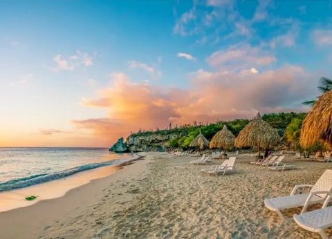Pantai di Curacao, pulau yang merupakan bagian Kerajaan Belanda. (Dok: Instagram @missannboattrips)