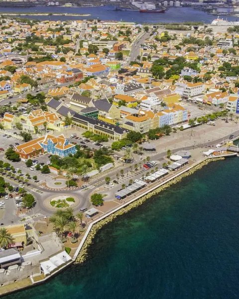 Pantai di Curacao, pulau yang merupakan bagian Kerajaan Belanda. (Dok: Instagram @missannboattrips)