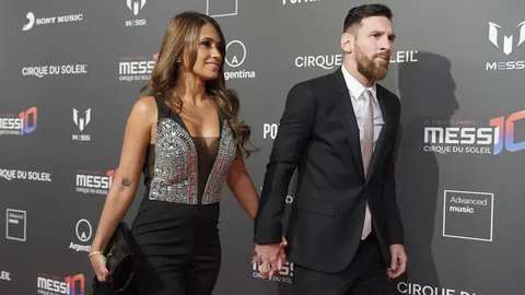 Pemain Paris Saint-Germain asal Argentina, Lionel Messi (kanan) dan istrinya Antonela Roccuzzo berpose setibanya pada acara The Best FIFA Football Awards 2022 di Paris, Prancis, 27 Februari 2