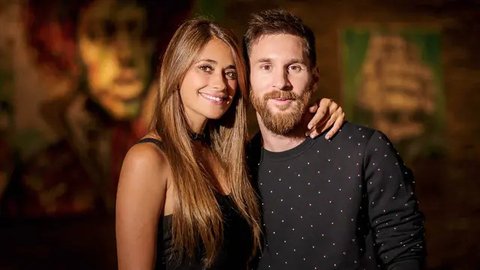 Pemain Paris Saint-Germain asal Argentina, Lionel Messi (kanan) dan istrinya Antonela Roccuzzo berpose setibanya pada acara The Best FIFA Football Awards 2022 di Paris, Prancis, 27 Februari 2