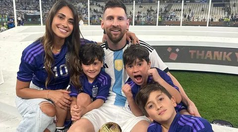 Pemain Paris Saint-Germain asal Argentina, Lionel Messi (kanan) dan istrinya Antonela Roccuzzo berpose setibanya pada acara The Best FIFA Football Awards 2022 di Paris, Prancis, 27 Februari 2
