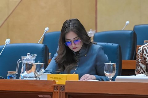 Gaya Nafa Urbach saat Ikut Rapat Terkait Program Makan Bergizi Gratis