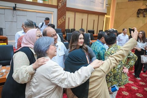 Gaya Nafa Urbach saat Ikut Rapat Terkait Program Makan Bergizi Gratis