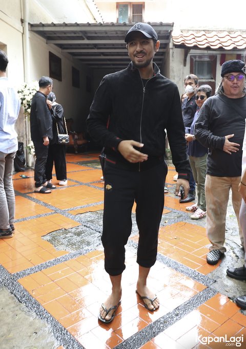 Meski pertemuan mereka terbatas, Arya tetap merasakan dukungan penuh dari Johnny Wong terhadap proyek film tersebut. Ia mengapresiasi sikap almarhum yang sangat mendukung karya Baim dan dirinya dalam proyek itu.<br />&nbsp;