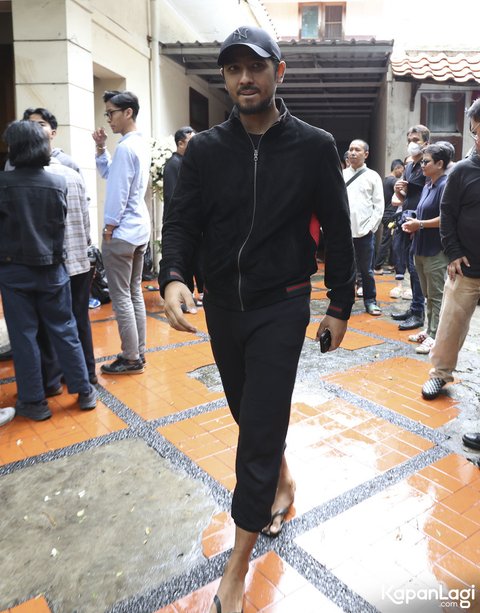 Kehadiran Arya di rumah duka tidak hanya sebagai bentuk penghormatan, tetapi juga untuk memberikan dukungan kepada Baim Wong yang sedang berduka.