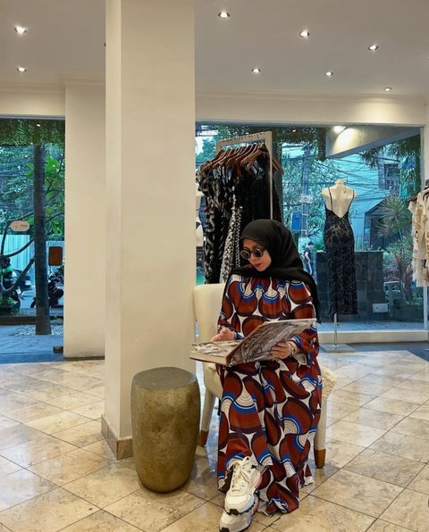 Pesona Melly Goeslaw di Usia 51 Tahun, Netizen Terpukau dengan Gaya Modisnya