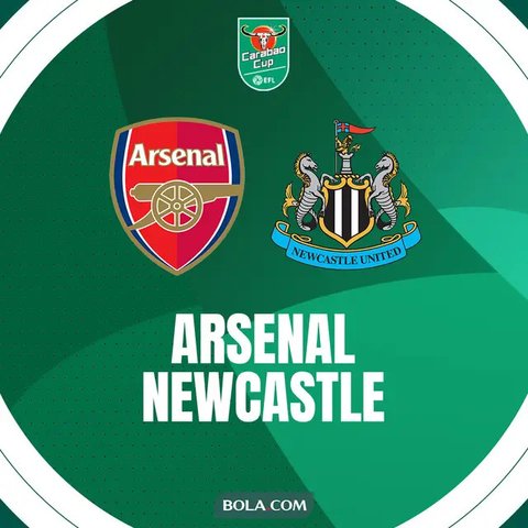 Bek Newcastle United asal Inggris Valentino Livramento (Kiri) menahan umpan silang gelandang Arsenal asal Brasil Gabriel Martinelli selama pertandingan sepak bola leg pertama semifinal Pia