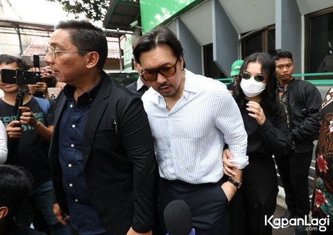 "Saya di luar ruang sidang untuk mendukung dan mendoakan saja, memberi semangat mental untuk hadapi sidang hari ini," ucap David.&nbsp;&nbsp;