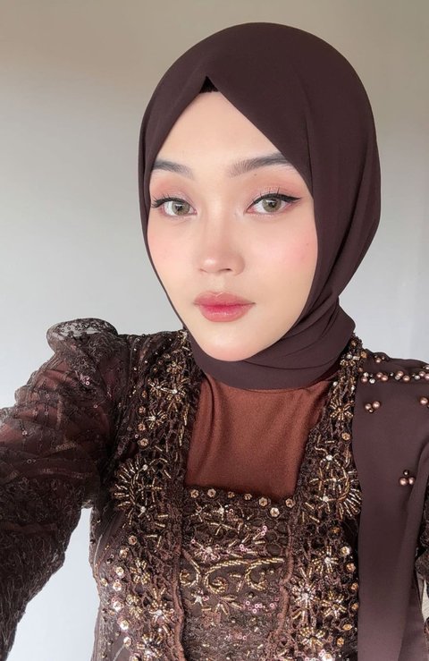 Elegan dalam Kebaya Cokelat, Putri Delina Tampil Memesona di Tasyakuran Mahalini