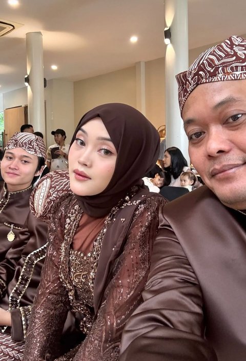 Elegan dalam Kebaya Cokelat, Putri Delina Tampil Memesona di Tasyakuran Mahalini