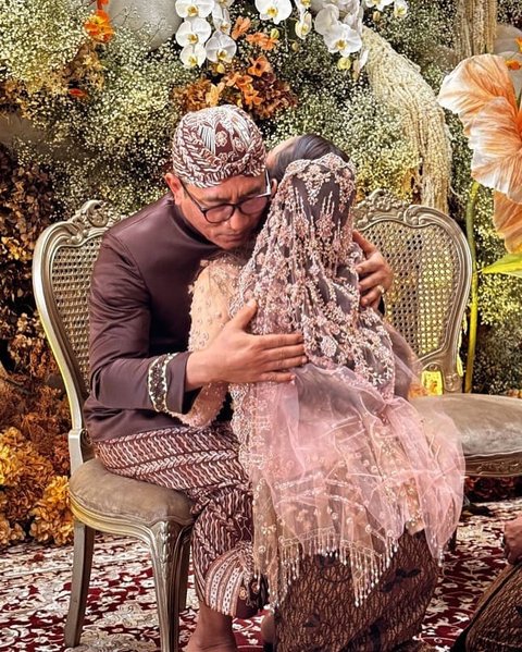 Pemberian restu dan doa oleh orang tau menjadi prosesi yang penting dalam acara 7 bulanan ini.&nbsp;