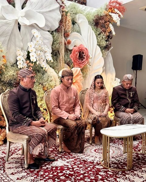 Didampingi orang tua, baik Rizky Febian maupun Mahalini tampak khusyuk berdoa sambil menundukkan kepala.&nbsp;