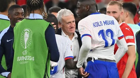 Pelatih Prancis, Didier Deschamps, merayakan kemenangan atas Portugal dalam laga 8 besar yang digelar di Volksparkstadion, Hamburg pada Sabtu (6/7/2024). (AFP/Ronny Hartmann)