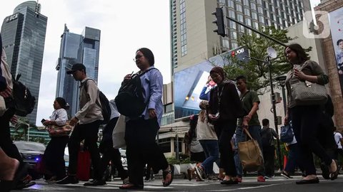 Suasana gedung bertingkat dan permukiman warga di kawasan Jakarta, Senin (17/1/2022). Bank Dunia memproyeksikan pertumbuhan ekonomi Indonesia pada tahun 2022 mencapai 5,2 persen. (Liputan6.co