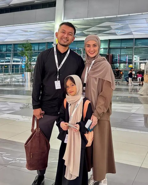 Penampilan Atiqah Hasiholan berhijab saat umrah bersama Rio Dewanto. (sumber: Instagram/riodewanto/atiqahhasiholan)