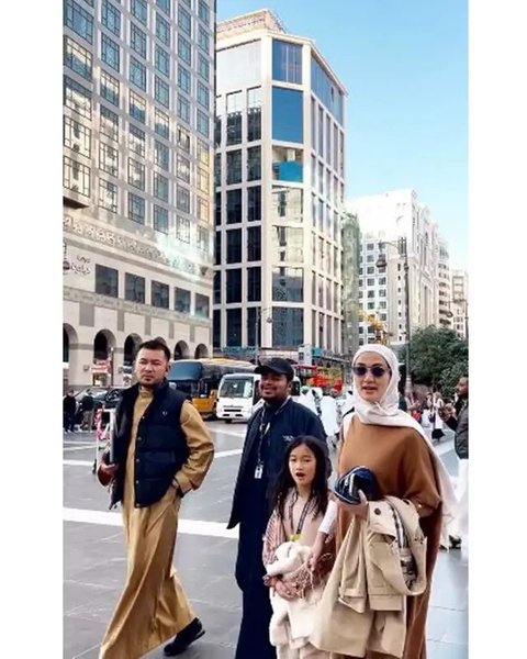 Penampilan Atiqah Hasiholan berhijab saat umrah bersama Rio Dewanto. (sumber: Instagram/riodewanto/atiqahhasiholan)