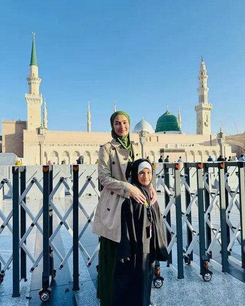 Penampilan Atiqah Hasiholan berhijab saat umrah bersama Rio Dewanto. (sumber: Instagram/riodewanto/atiqahhasiholan)