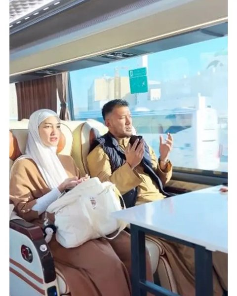 Penampilan Atiqah Hasiholan berhijab saat umrah bersama Rio Dewanto. (sumber: Instagram/riodewanto/atiqahhasiholan)