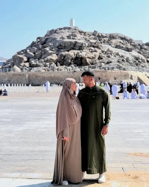 Penampilan Atiqah Hasiholan berhijab saat umrah bersama Rio Dewanto. (sumber: Instagram/riodewanto/atiqahhasiholan)