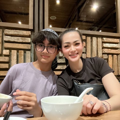 Potret Kebersamaan Christy Jusung Bareng Sang Anak, Netizen Salfok Mirip Banget sama Hengky Kurniawan