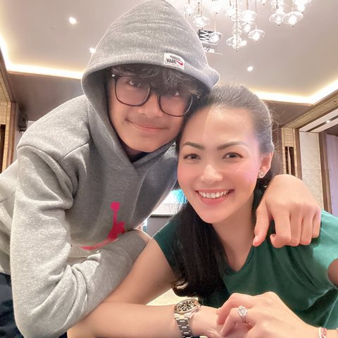 Potret Kebersamaan Christy Jusung Bareng Sang Anak, Netizen Salfok Mirip Banget sama Hengky Kurniawan