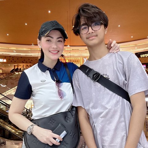Potret Kebersamaan Christy Jusung Bareng Sang Anak, Netizen Salfok Mirip Banget sama Hengky Kurniawan