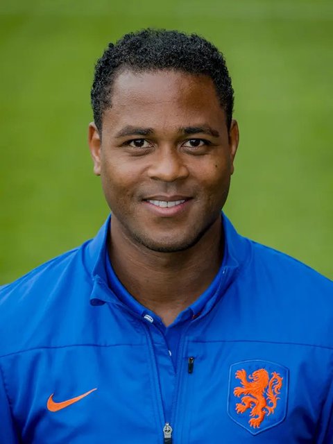 Asisten pelatih Timnas Belanda, Patrick Kluivert (kanan) berbicang dengan pelatih kepala Louis van Gaal saat laga persahabatan melawan Belgia di Brussels, Belgia, 15 Agustus 2012. (AFP/John T