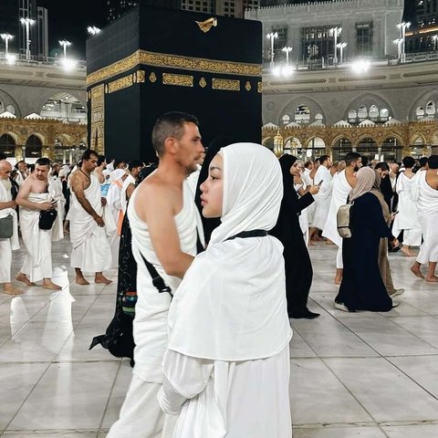Jalankan ibadah umrah dan bisa berada dekat Ka'bah, Naura Ayu tampil simpel dengan balutan hijab putih.&nbsp;