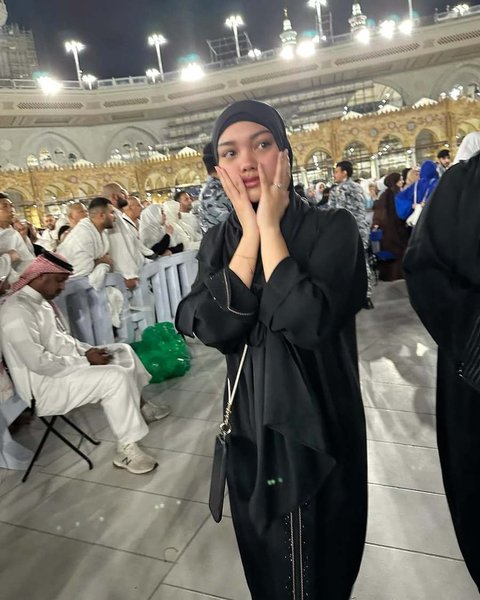 Sempat cium Hajar Aswad, Naura tampak terharu dan mengusap air matanya.&nbsp;