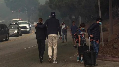 Kepala Pemadam Kebakaran Los Angeles Kristin Crowley menyebut hampir 26.000 orang dari lebih 10.000 rumah tangga dan 13.000 bangunan terancam kebakaran. (Apu Gomes/Getty Images North America/