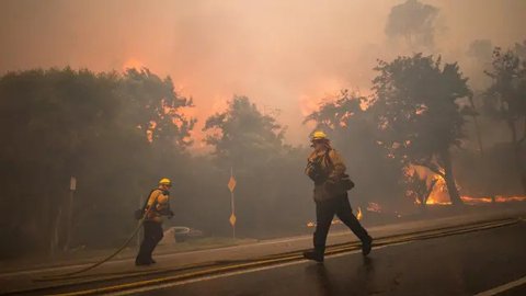 Kepala Pemadam Kebakaran Los Angeles Kristin Crowley menyebut hampir 26.000 orang dari lebih 10.000 rumah tangga dan 13.000 bangunan terancam kebakaran. (Apu Gomes/Getty Images North America/